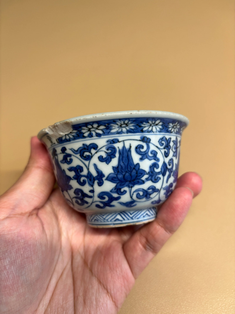 明万历 青花仿永乐缠枝花卉纹压手杯 - 图5