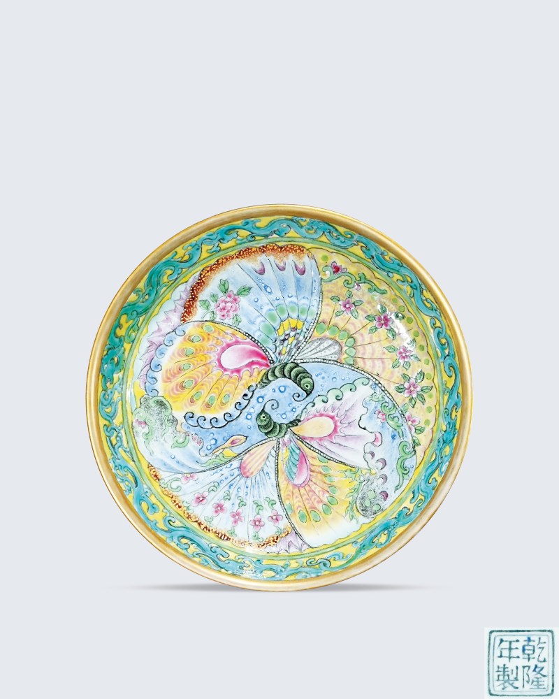 清 外珊瑚红描金内粉彩蝶恋花纹盘