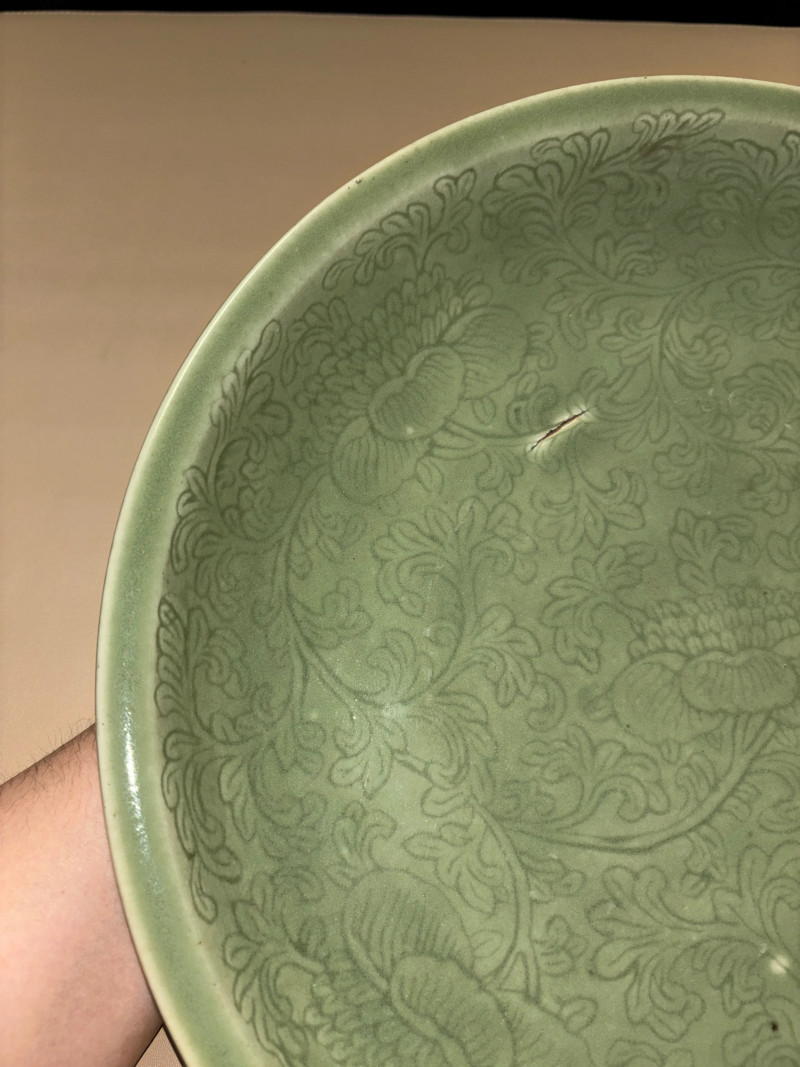 清 青釉暗刻缠枝花卉纹大盘 - 图3
