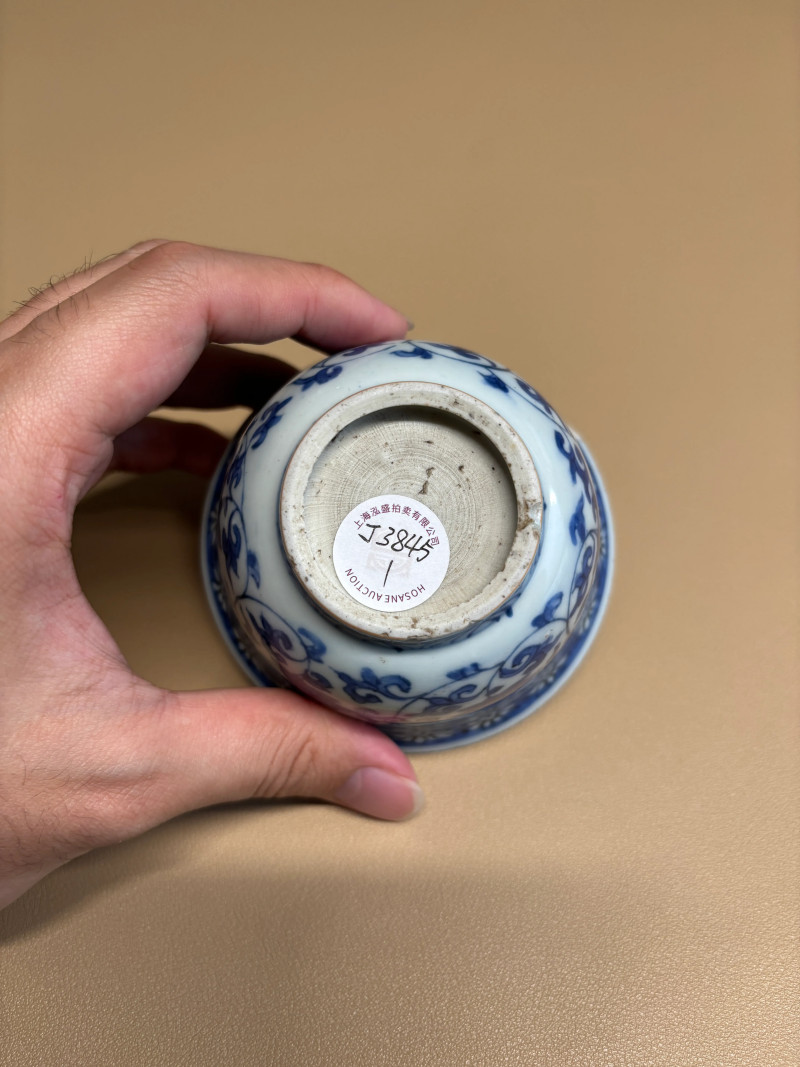 明万历 青花仿永乐缠枝花卉纹压手杯 - 图6