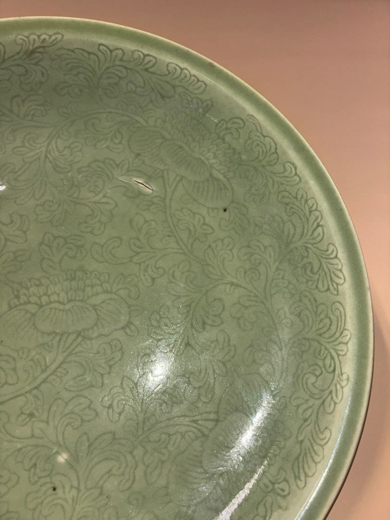 清 青釉暗刻缠枝花卉纹大盘 - 图4