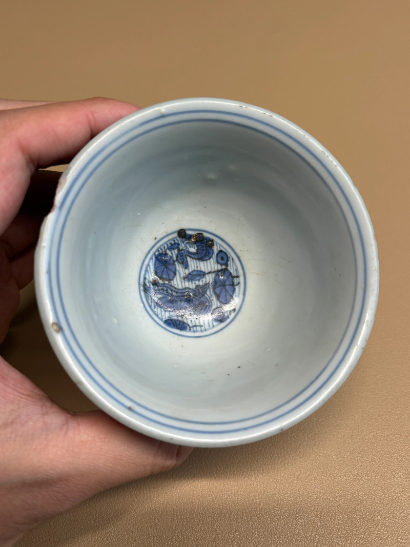 明万历 青花仿永乐缠枝花卉纹压手杯 - 图7
