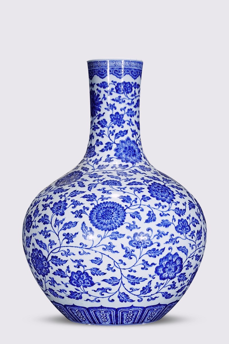 清乾隆 青花缠枝花卉纹天球瓶