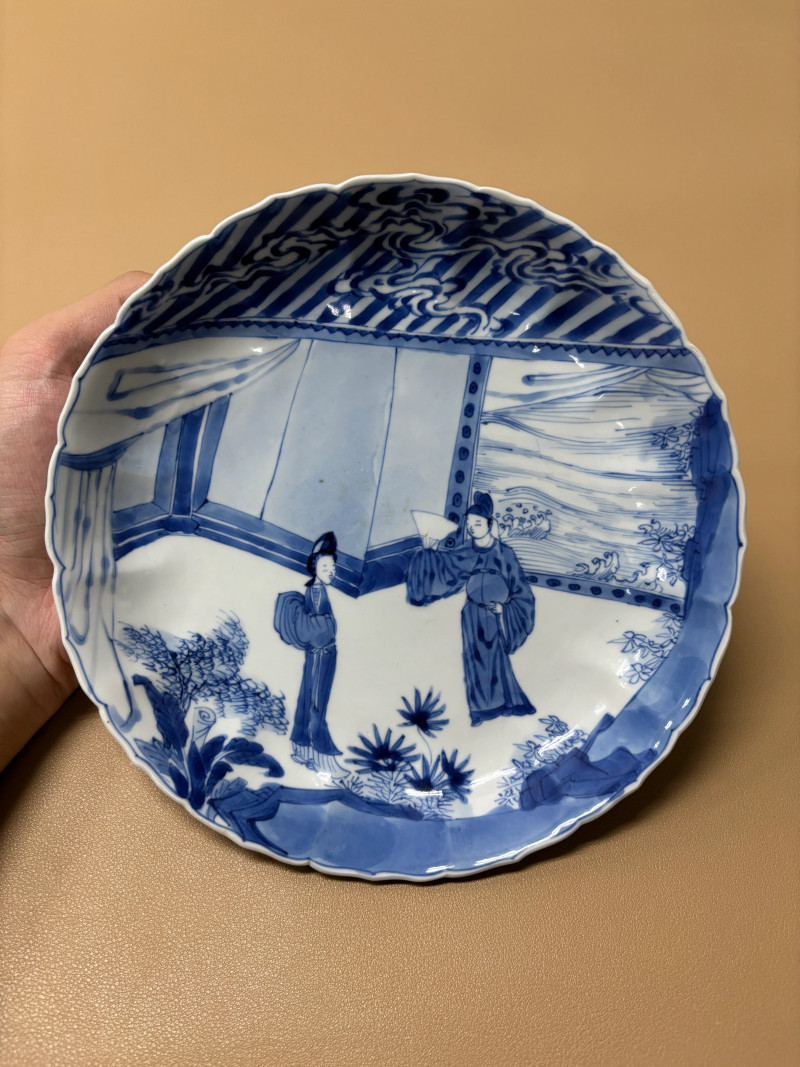 清康熙 青花西厢记佛殿奇逢菱口盘 - 图2