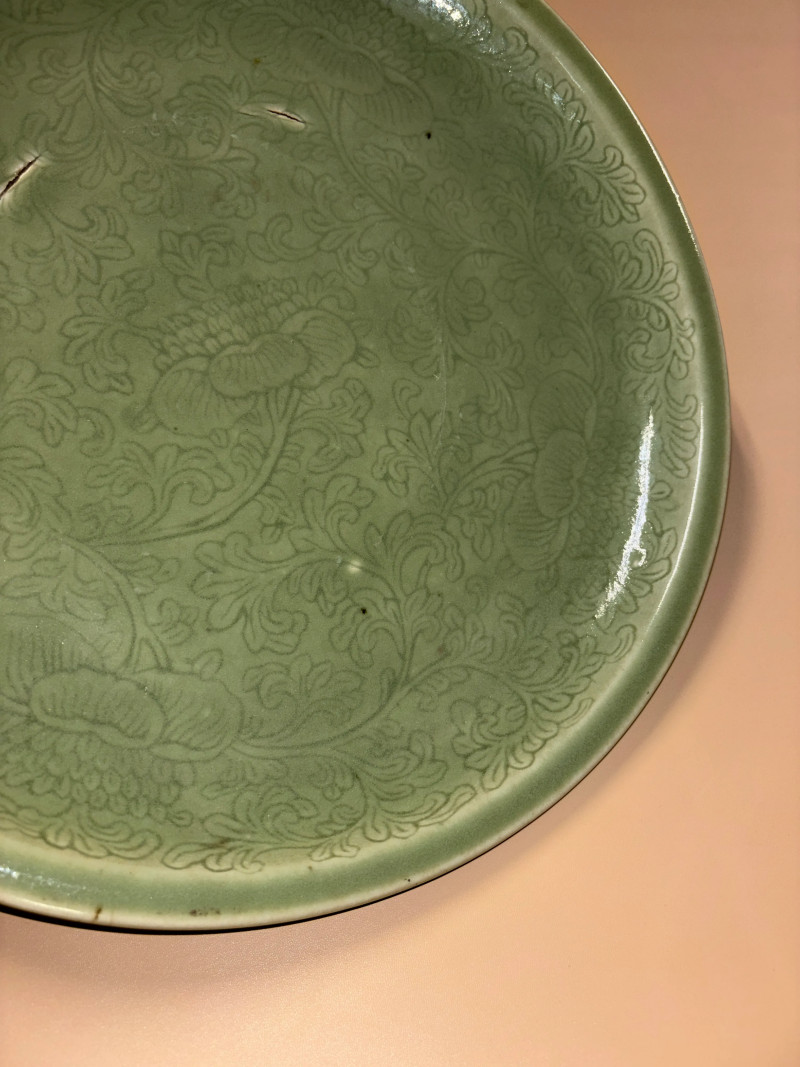 清 青釉暗刻缠枝花卉纹大盘 - 图5