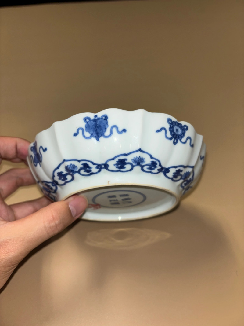 清雍正 青花八吉祥纹花口盘 - 图3