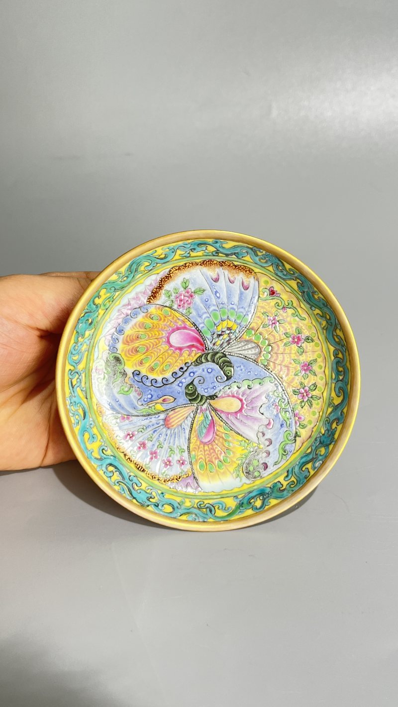 清 外珊瑚红描金内粉彩蝶恋花纹盘 - 图3