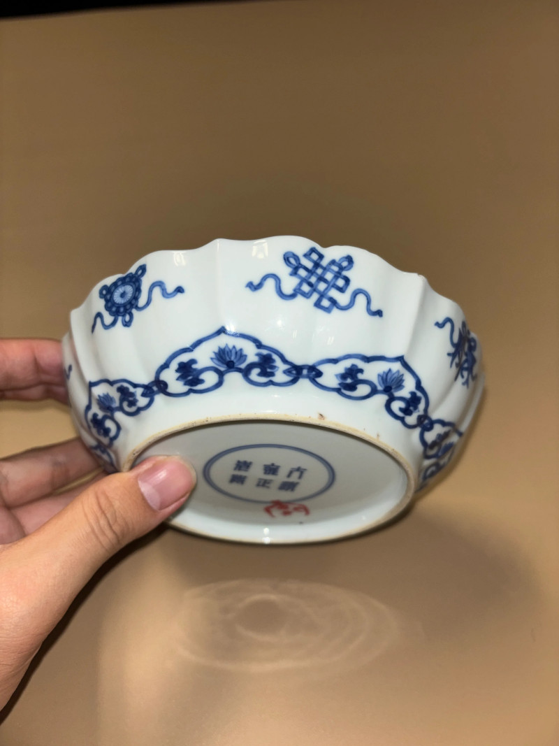 清雍正 青花八吉祥纹花口盘 - 图4