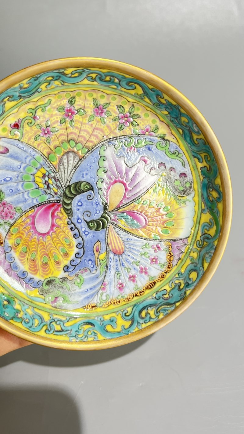 清 外珊瑚红描金内粉彩蝶恋花纹盘 - 图4