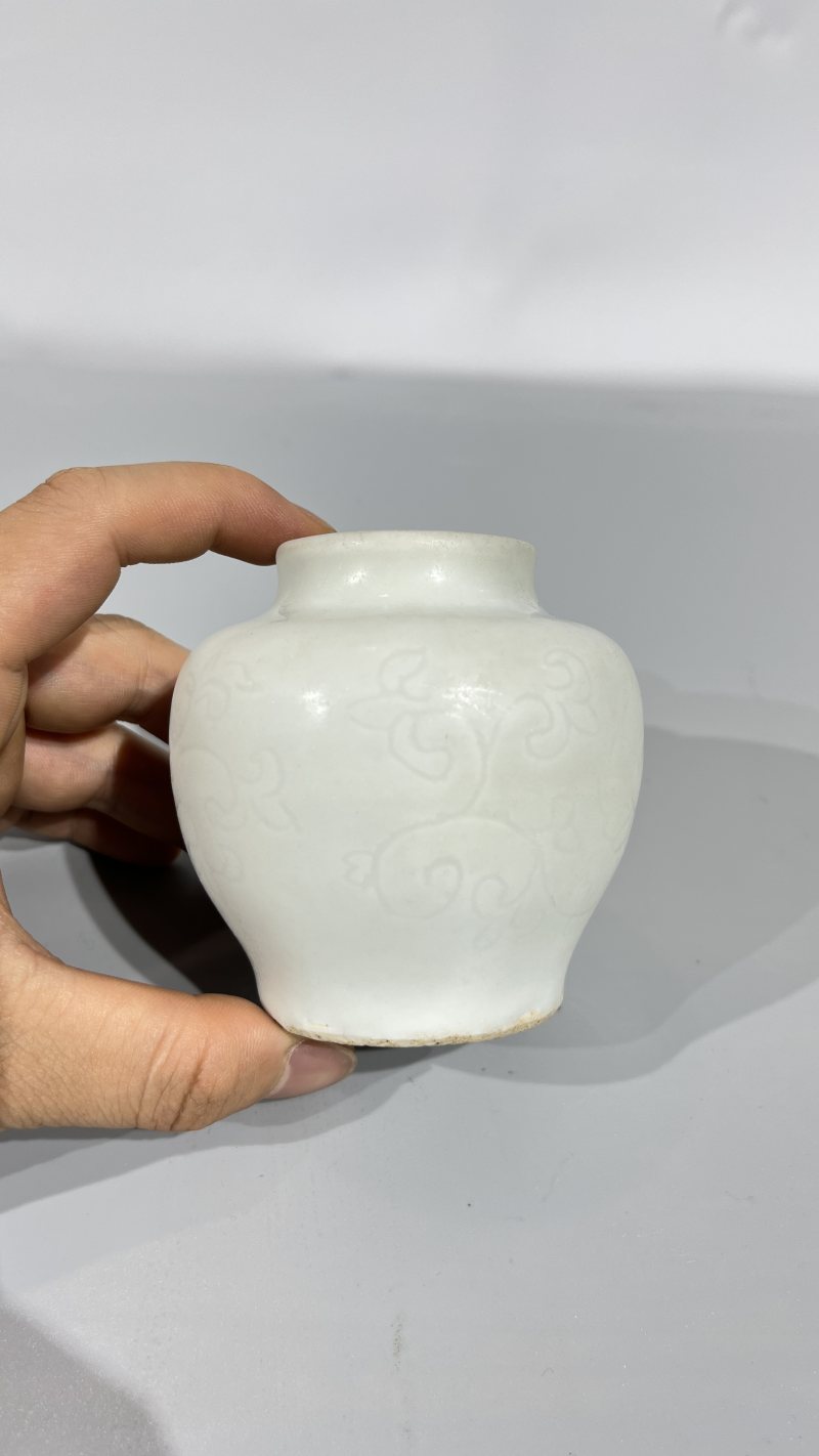 明早期 甜白釉暗刻花卉纹罐 - 图2