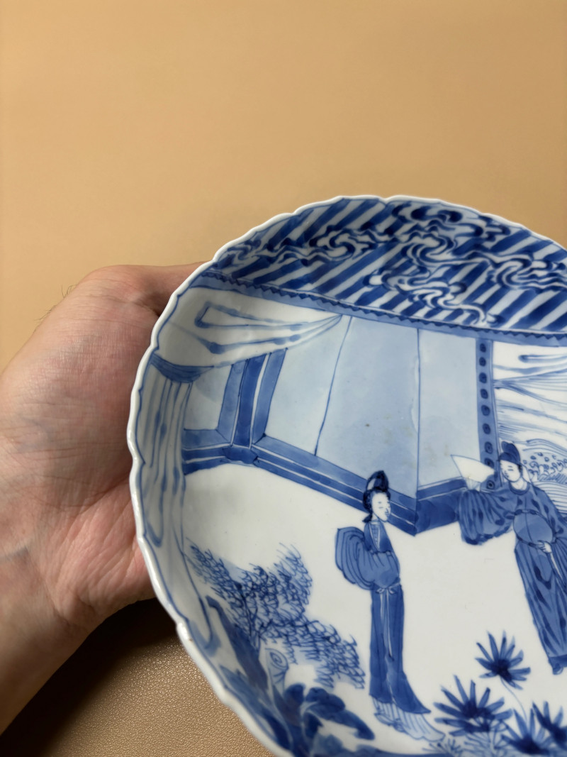 清康熙 青花西厢记佛殿奇逢菱口盘 - 图3