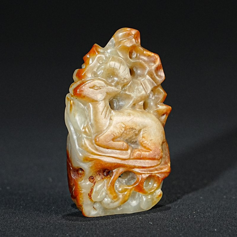 明早期 红皮透雕卧鹿秋山玉佩