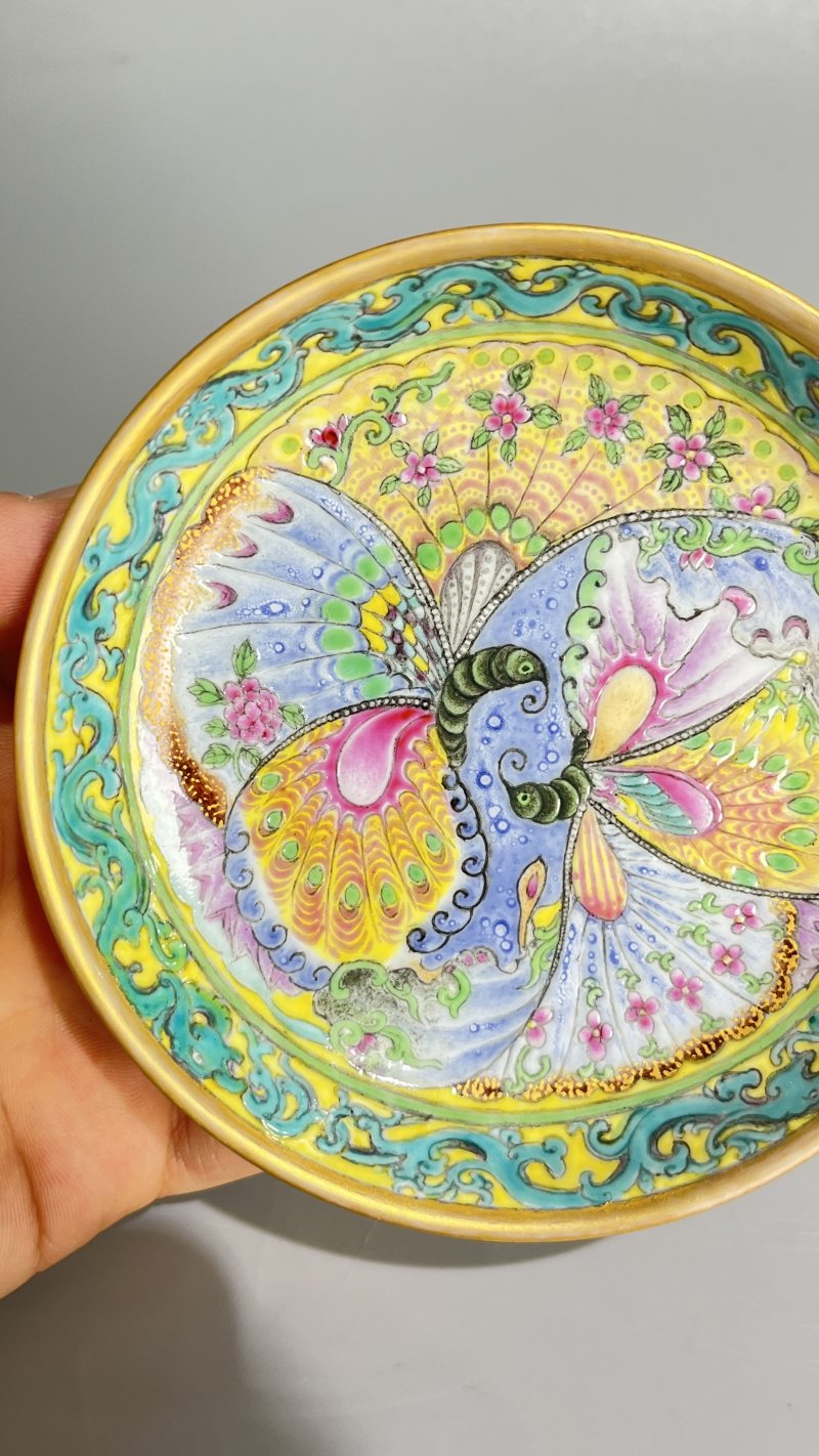 清 外珊瑚红描金内粉彩蝶恋花纹盘 - 图5