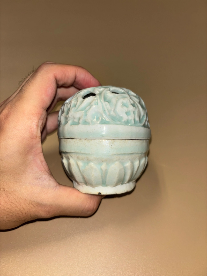 明 青白瓷镂空花卉纹盖盒 - 图4