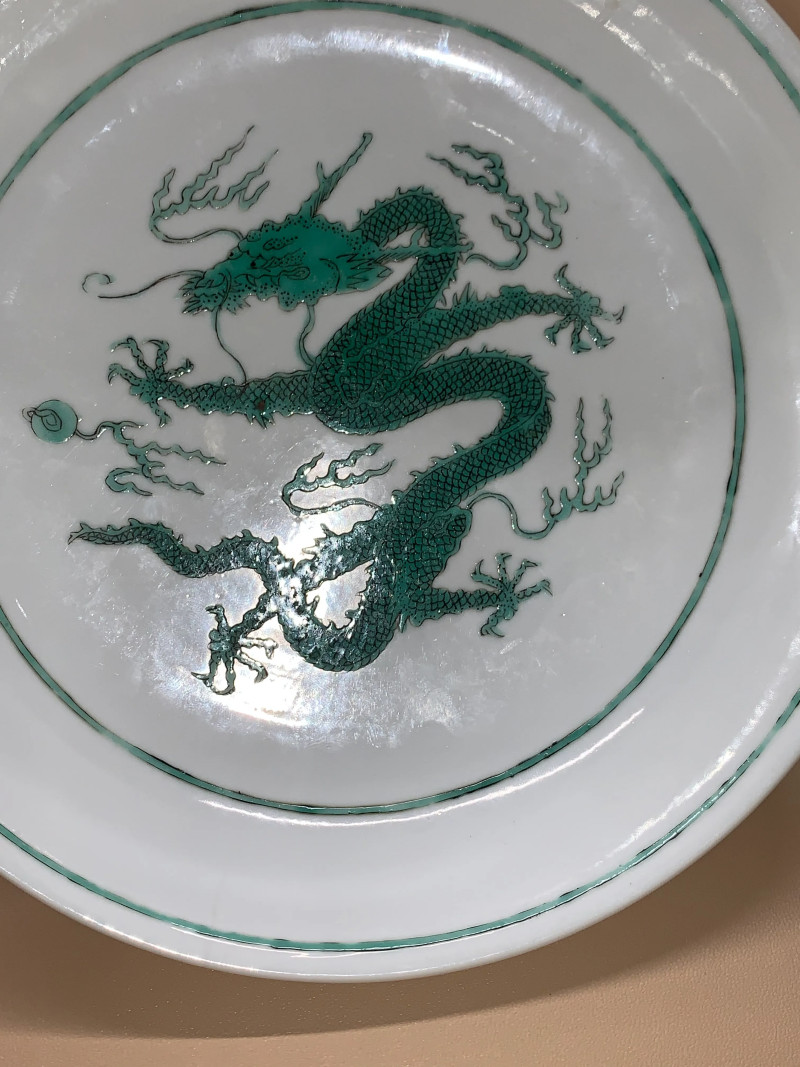 清康熙 绿彩暗刻海水龙纹盘 - 图5