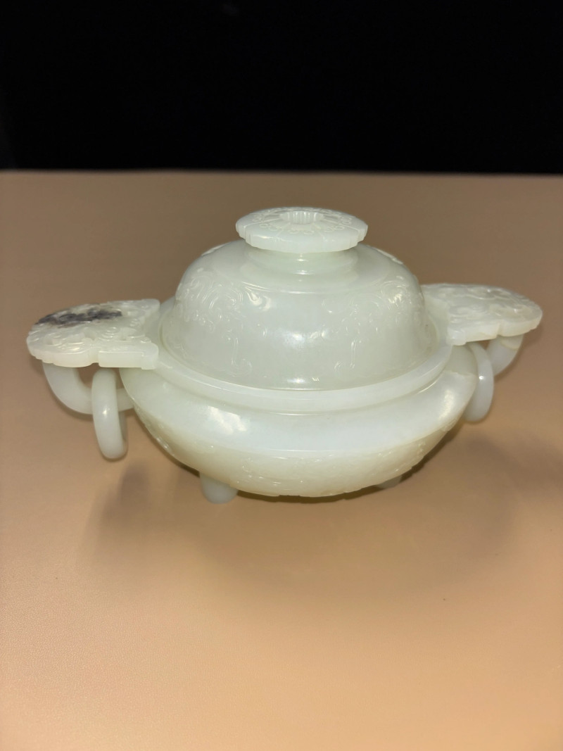 清 白玉饕餮夔龙纹双兽耳连环三足炉 - 图2