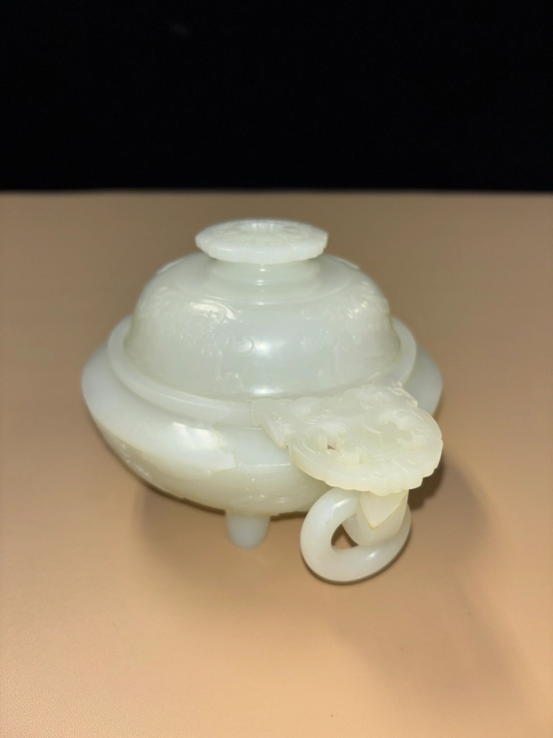 清 白玉饕餮夔龙纹双兽耳连环三足炉 - 图3