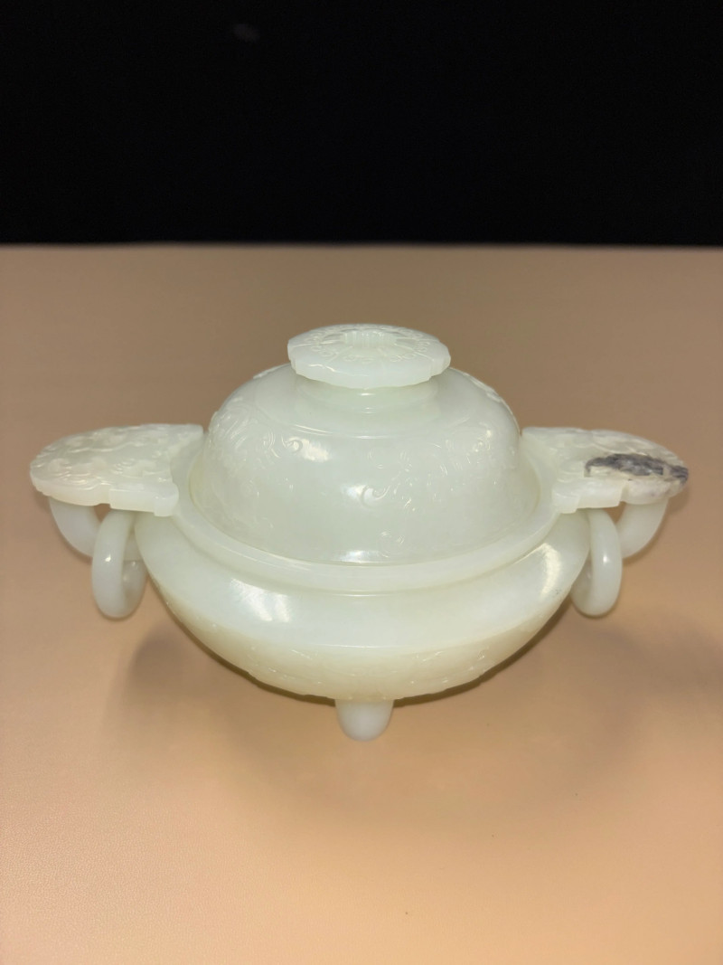 清 白玉饕餮夔龙纹双兽耳连环三足炉 - 图4