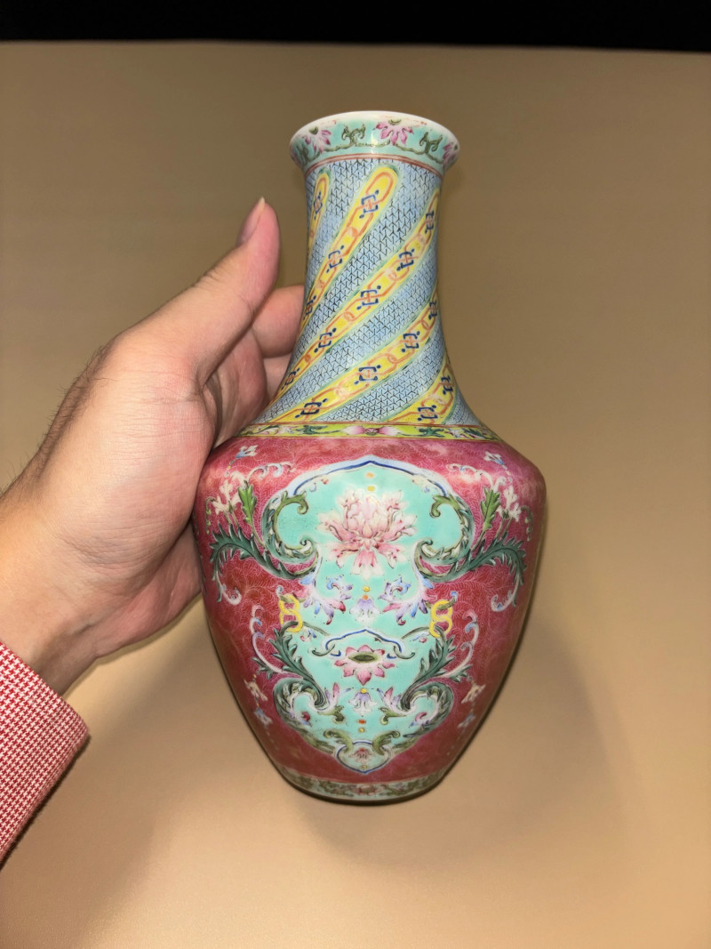 民国 洋彩胭脂地轧道宝相花纹瓶 - 图2