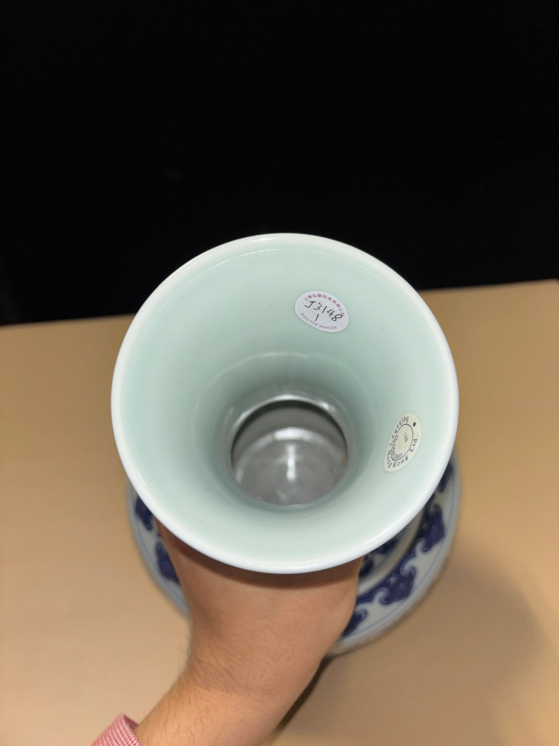 清宣统 青花缠枝莲纹赏瓶 - 图7