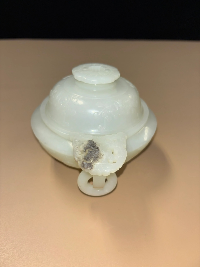 清 白玉饕餮夔龙纹双兽耳连环三足炉 - 图5