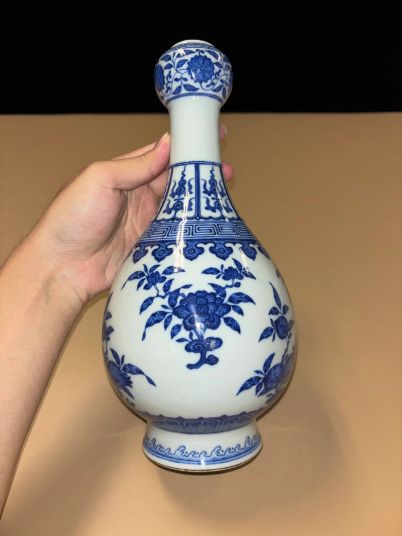 清光绪 青花折枝花果纹蒜头瓶 - 图2