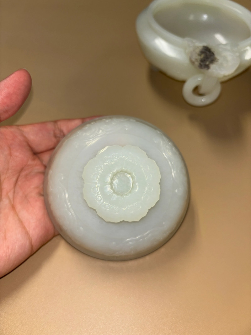 清 白玉饕餮夔龙纹双兽耳连环三足炉 - 图6