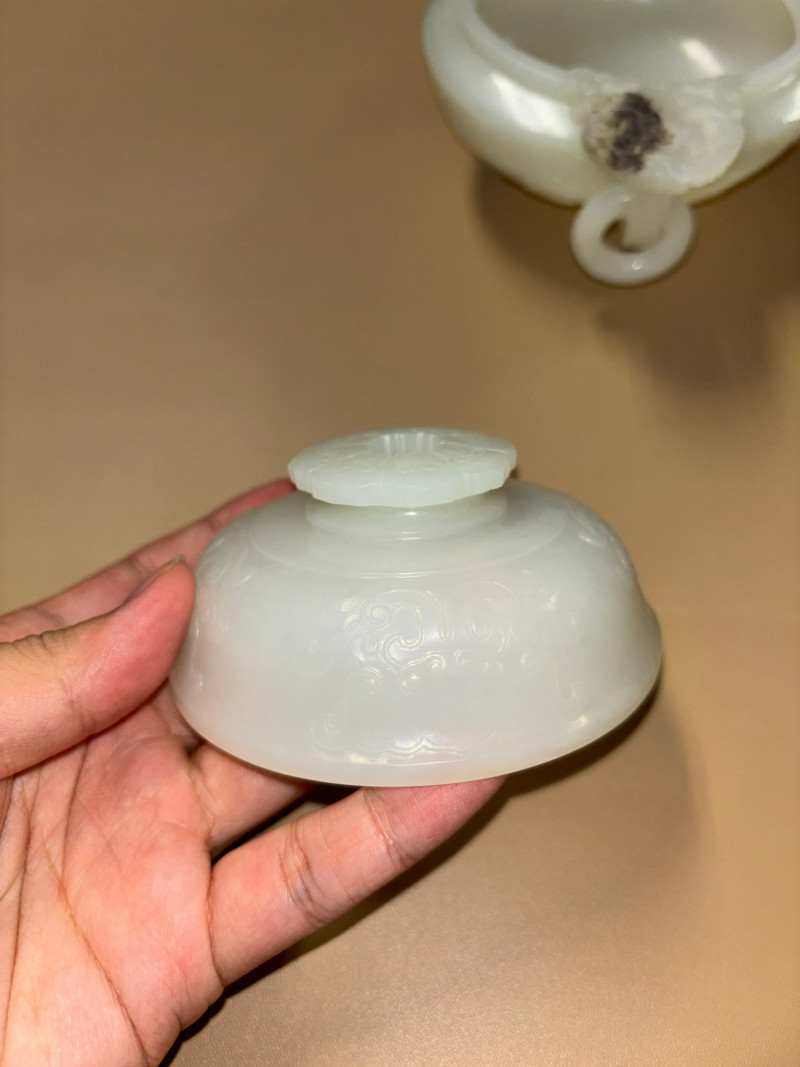 清 白玉饕餮夔龙纹双兽耳连环三足炉 - 图7