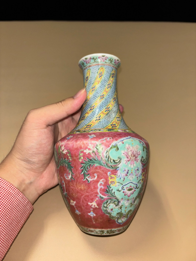 民国 洋彩胭脂地轧道宝相花纹瓶 - 图5