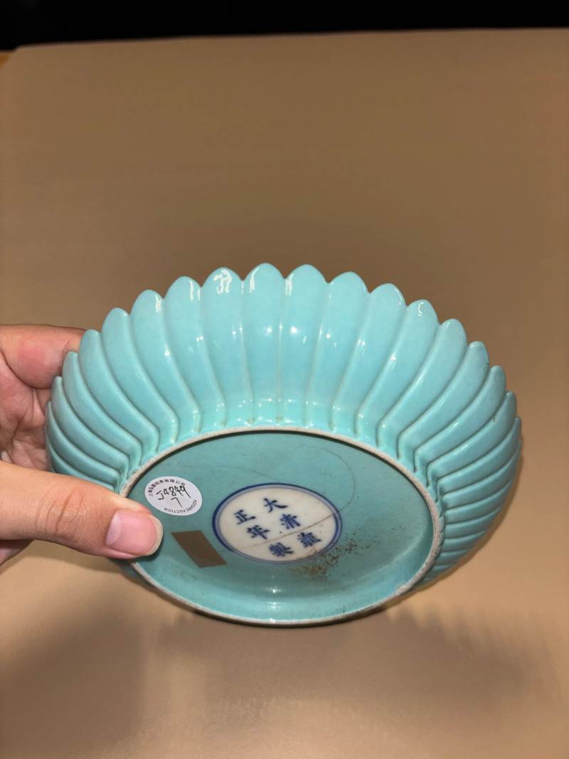 清雍正 松石绿釉菊瓣盘 - 图8