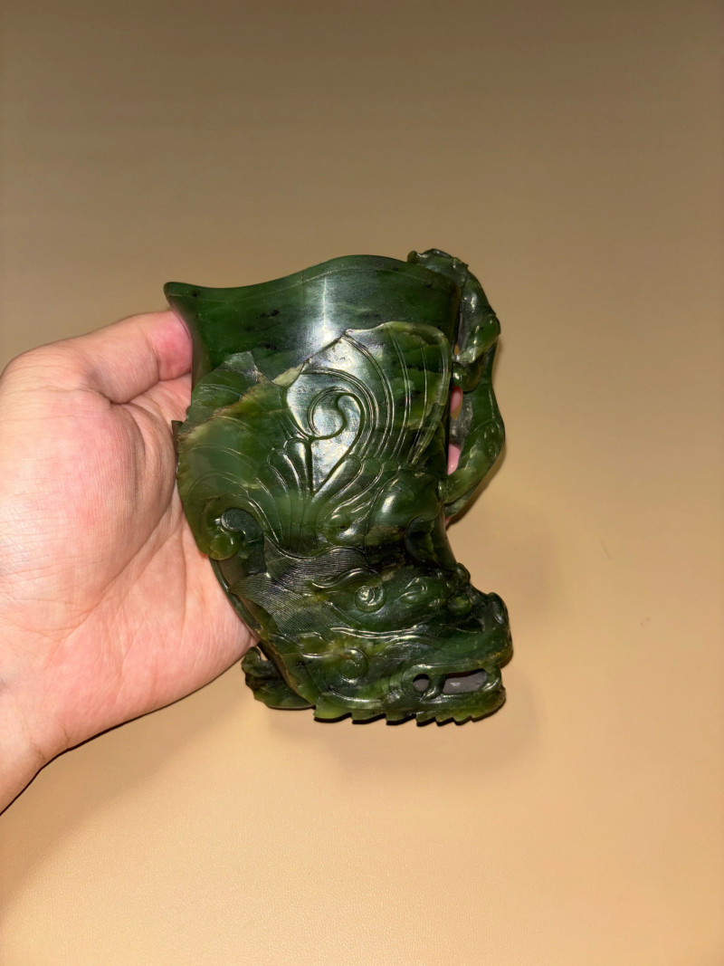 清乾隆 碧玉摩羯觥杯 - 图2
