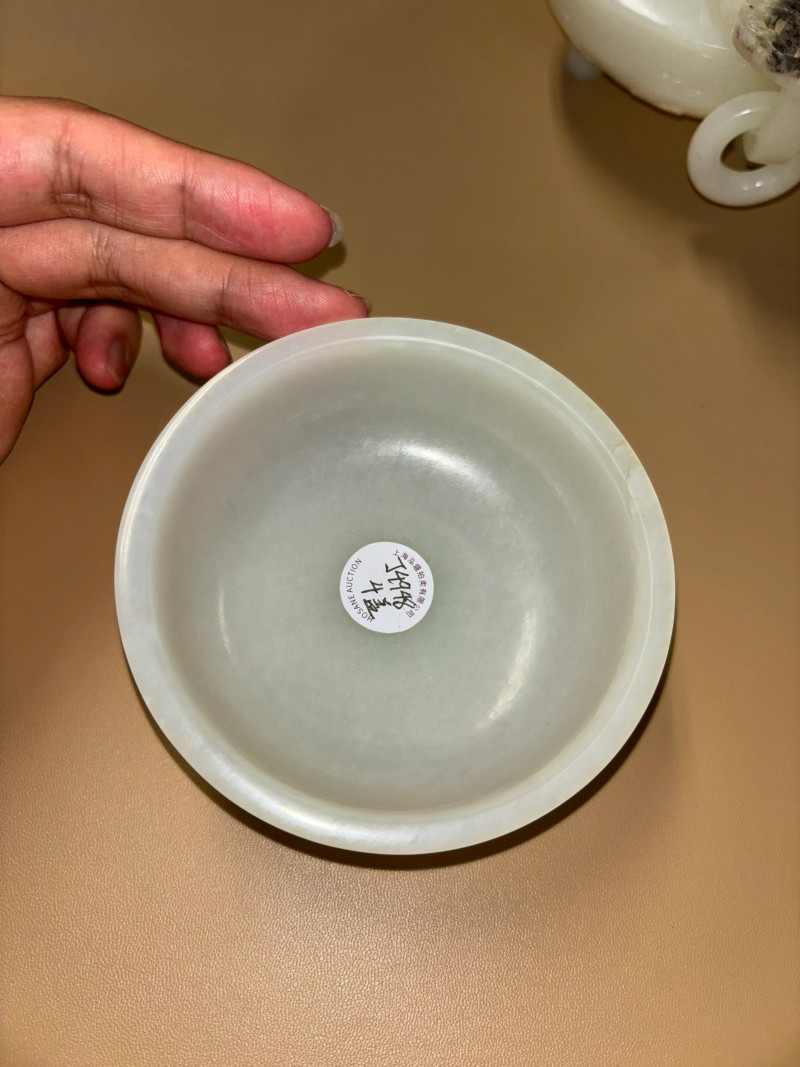 清 白玉饕餮夔龙纹双兽耳连环三足炉 - 图8