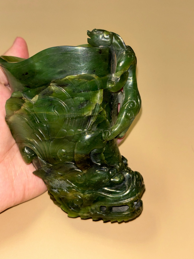 清乾隆 碧玉摩羯觥杯 - 图3