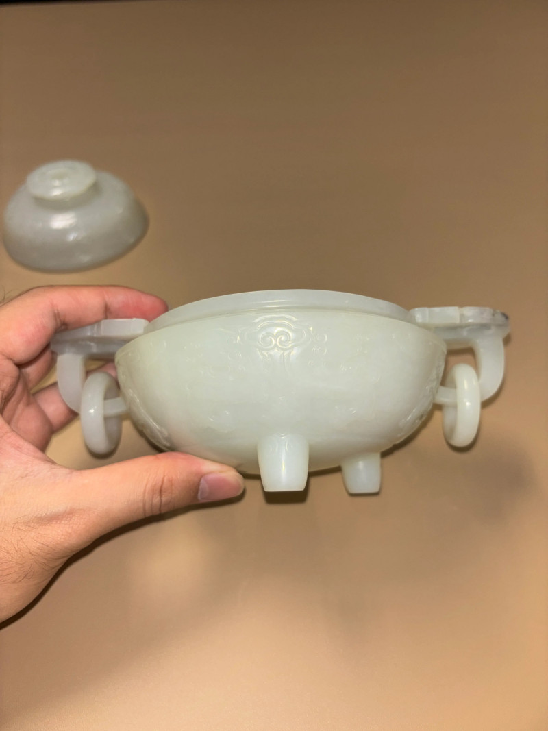 清 白玉饕餮夔龙纹双兽耳连环三足炉 - 图9