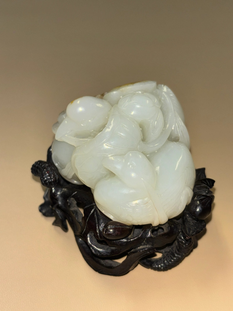 清乾隆 白玉雕宝鸭穿莲纹摆件 - 图2
