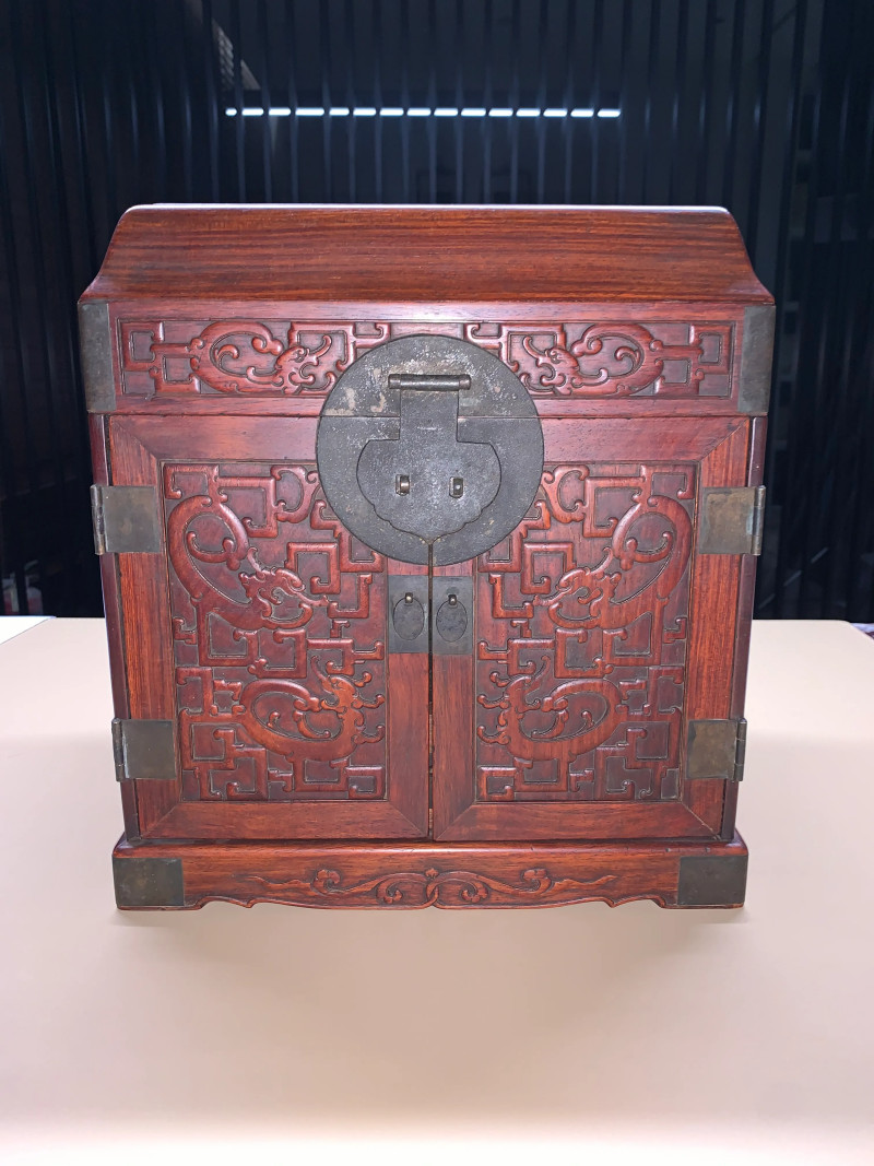 清早期 黄花梨浮雕螭龙纹嵌铜饰官箱 - 图2