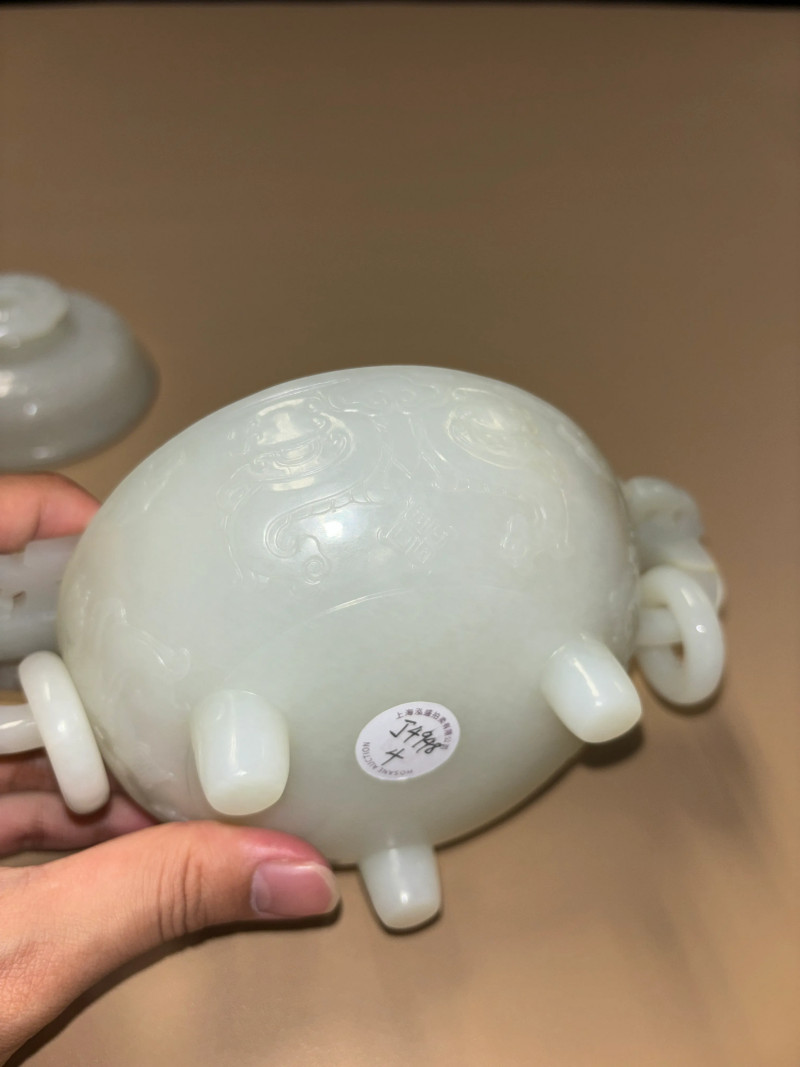 清 白玉饕餮夔龙纹双兽耳连环三足炉 - 图12
