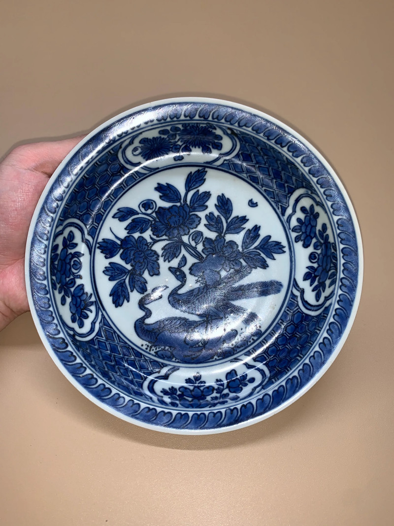 明嘉靖 青花孔雀牡丹纹折沿盘 - 图2