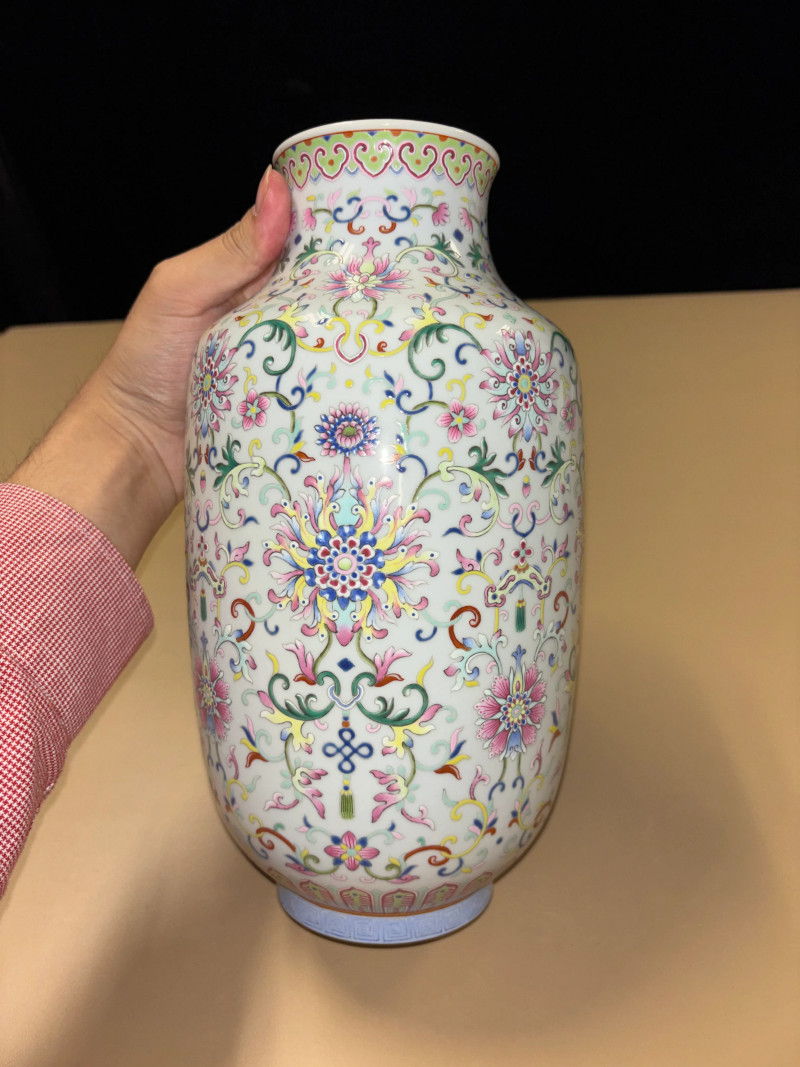 清道光 洋彩缠枝西番莲纹灯笼瓶 - 图4