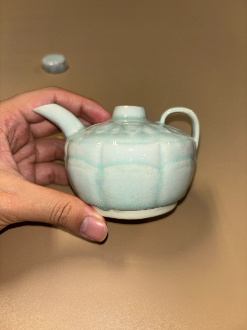 明 青白釉花形水注 - 图2