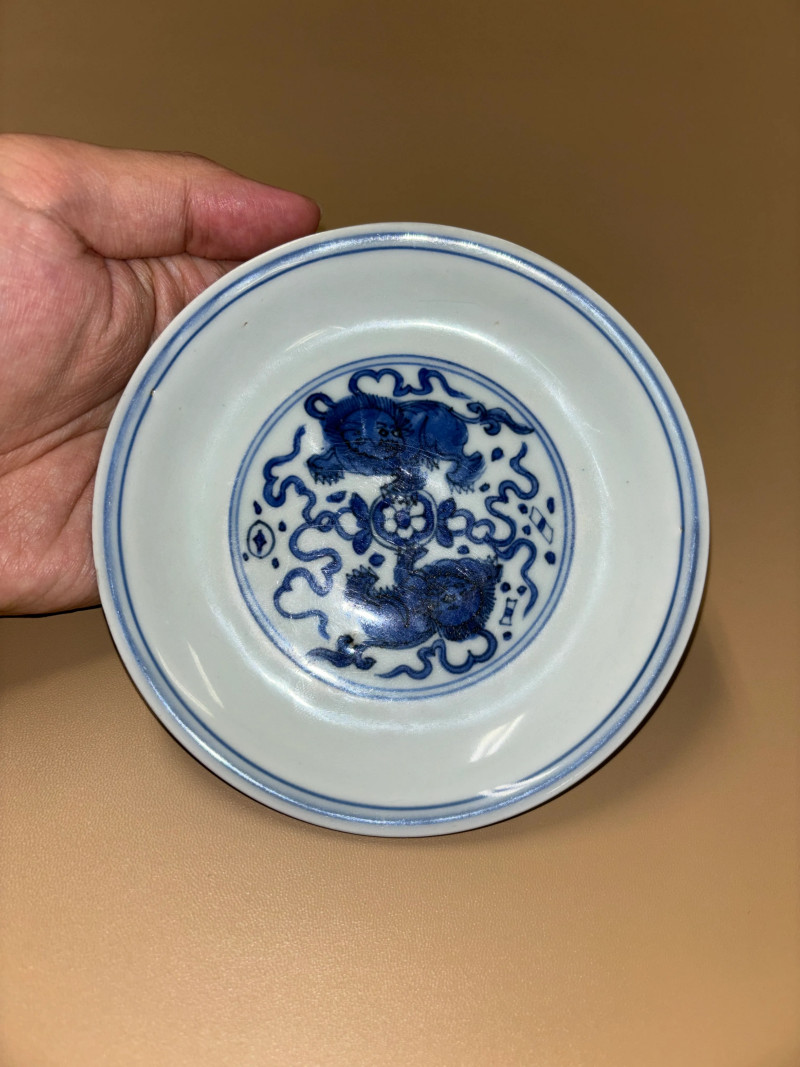明嘉靖 青花狮子绣球纹盘 - 图2