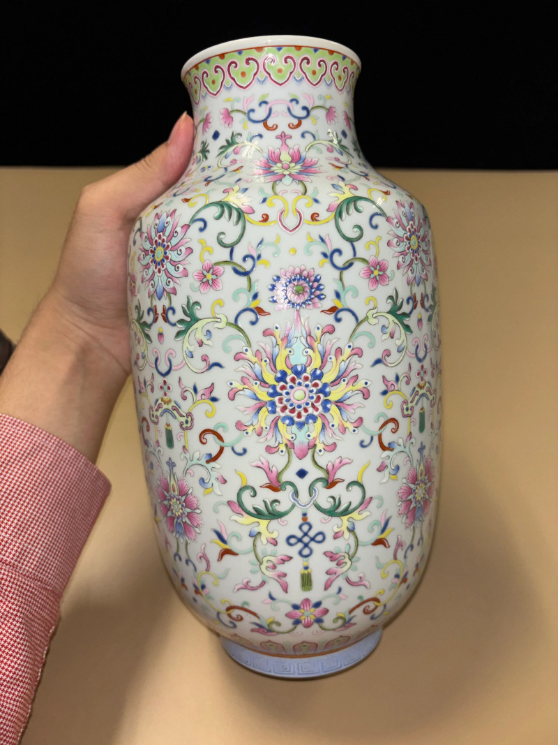 清道光 洋彩缠枝西番莲纹灯笼瓶 - 图6