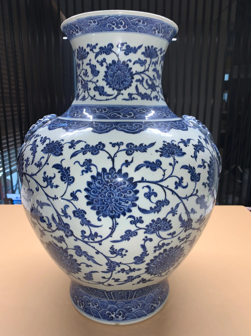 清乾隆 青花缠枝莲纹双铺首大尊 - 图4