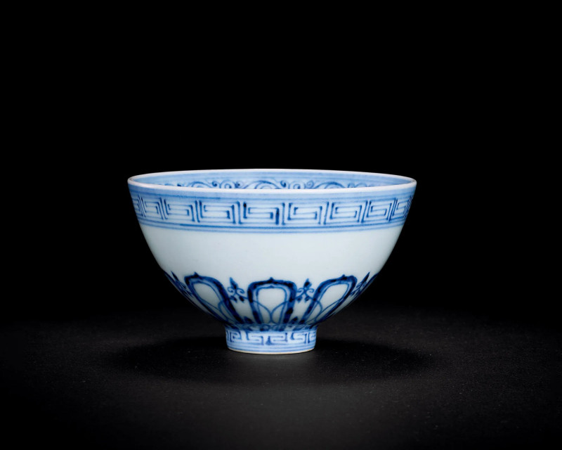 明永乐 青花莲瓣纹鸡心碗
