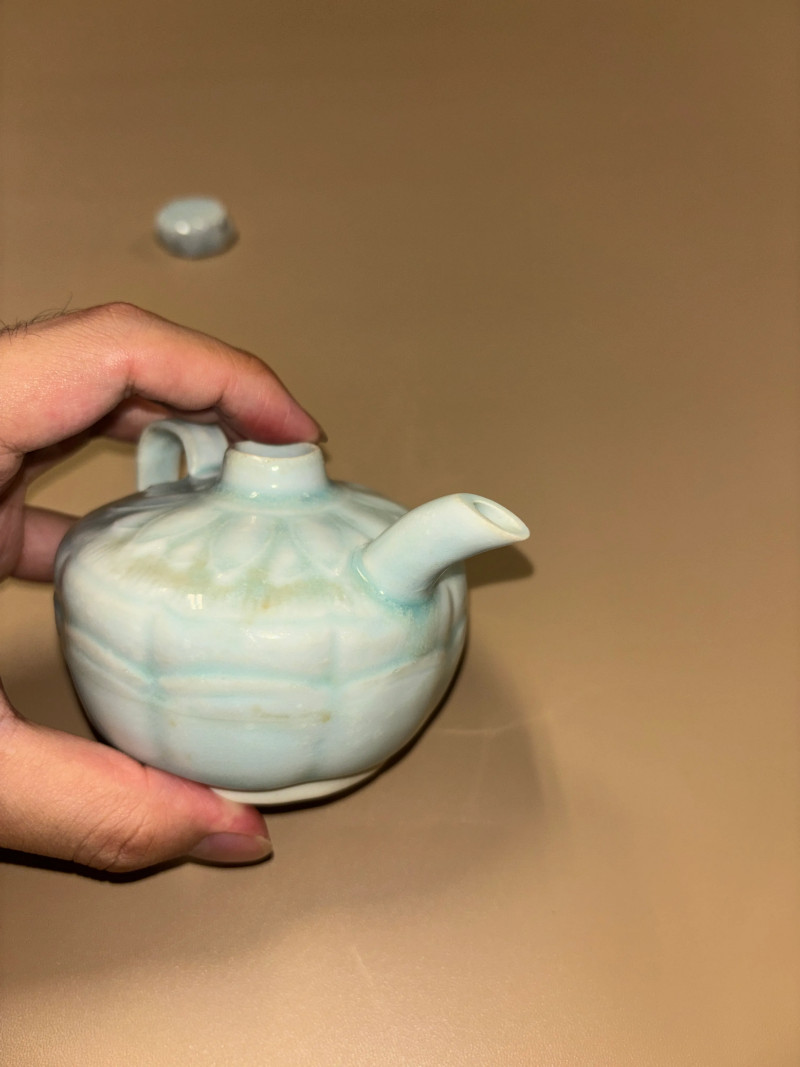 明 青白釉花形水注 - 图5