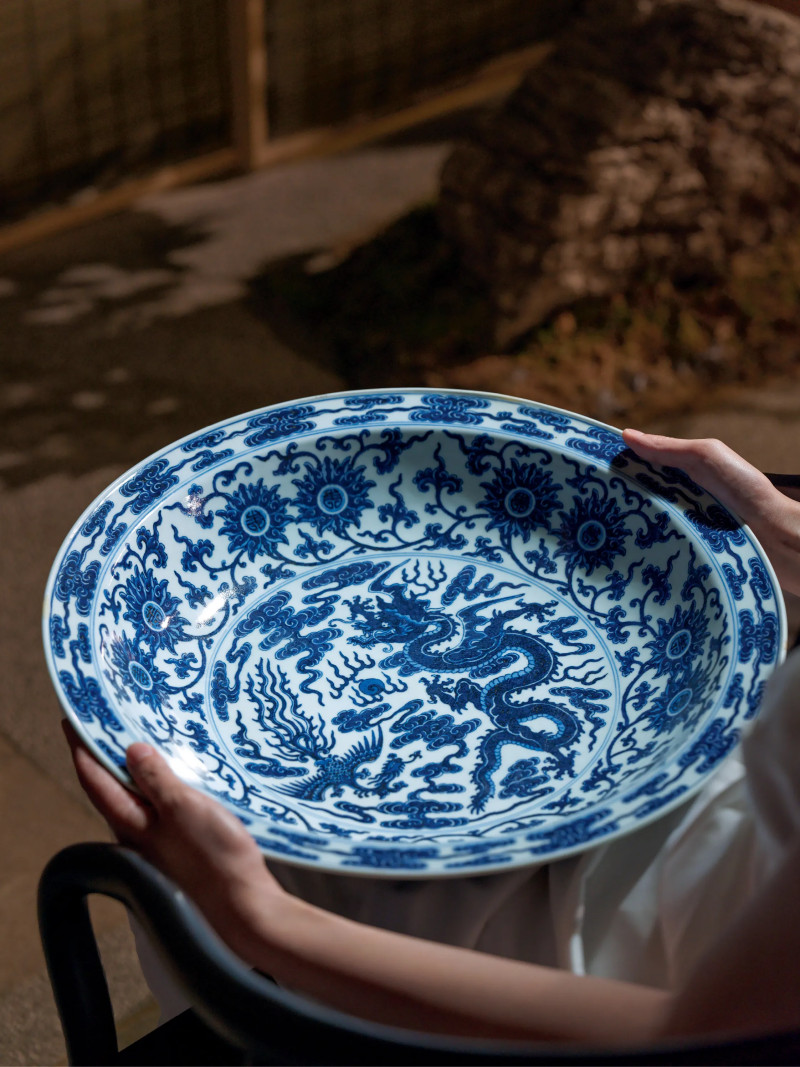 清雍正 仿宣窑青花龙凤献寿纹折沿大盘 - 图4