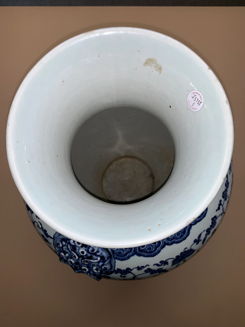 清乾隆 青花缠枝莲纹双铺首大尊 - 图7