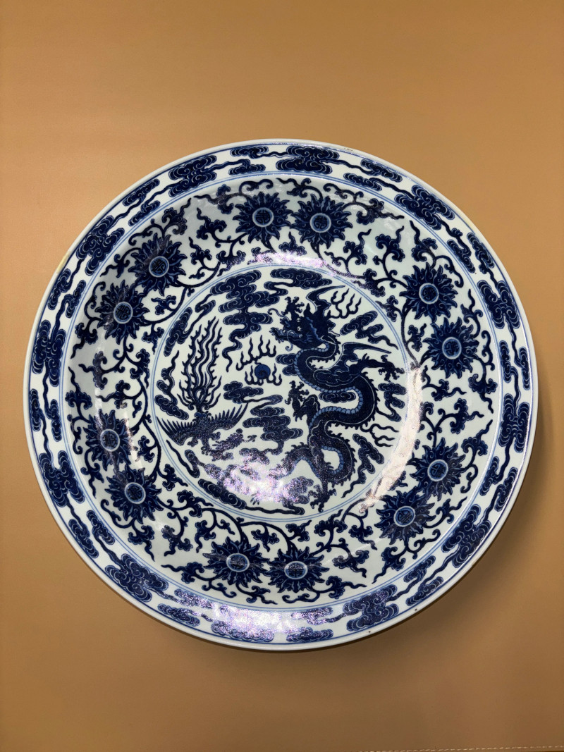 清雍正 仿宣窑青花龙凤献寿纹折沿大盘 - 图5