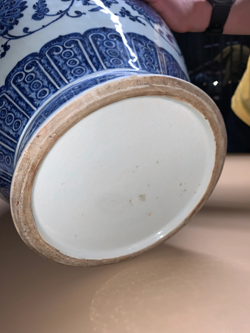 清乾隆 青花缠枝莲纹双铺首大尊 - 图8