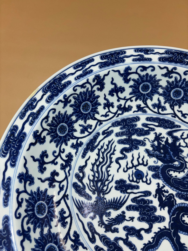 清雍正 仿宣窑青花龙凤献寿纹折沿大盘 - 图6